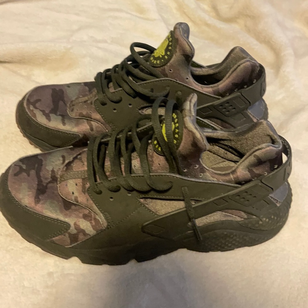 Size 10.5 camo Nike huarache